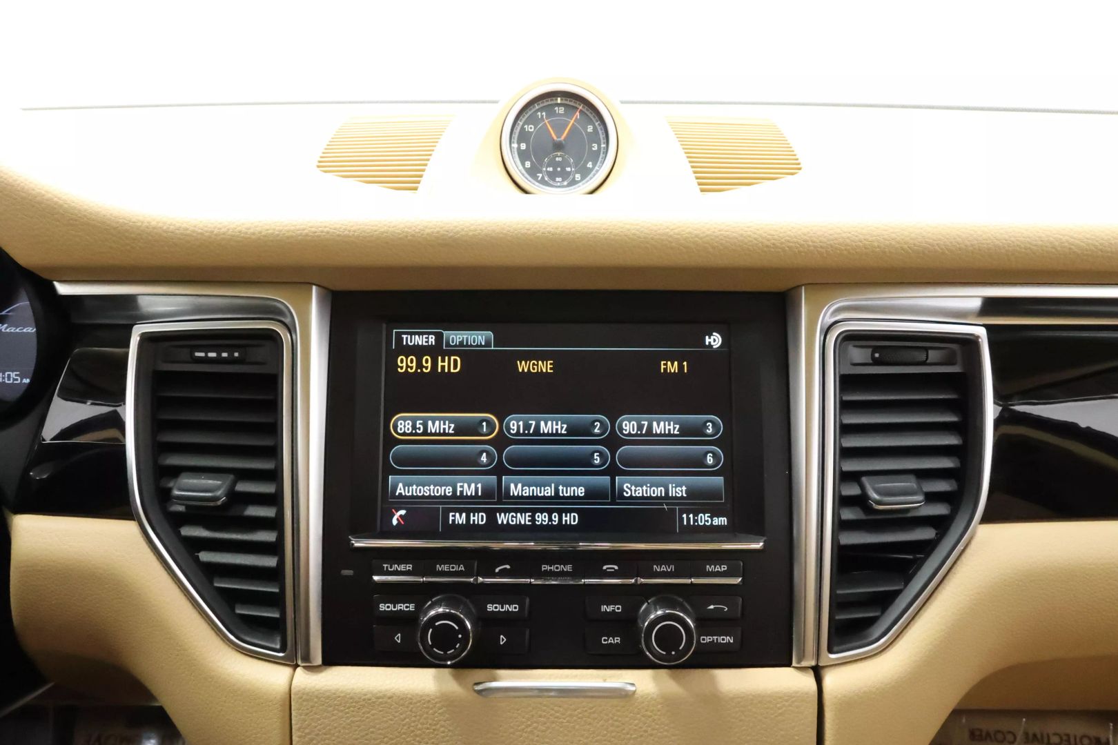 2016 Porsche Macan - Image 30