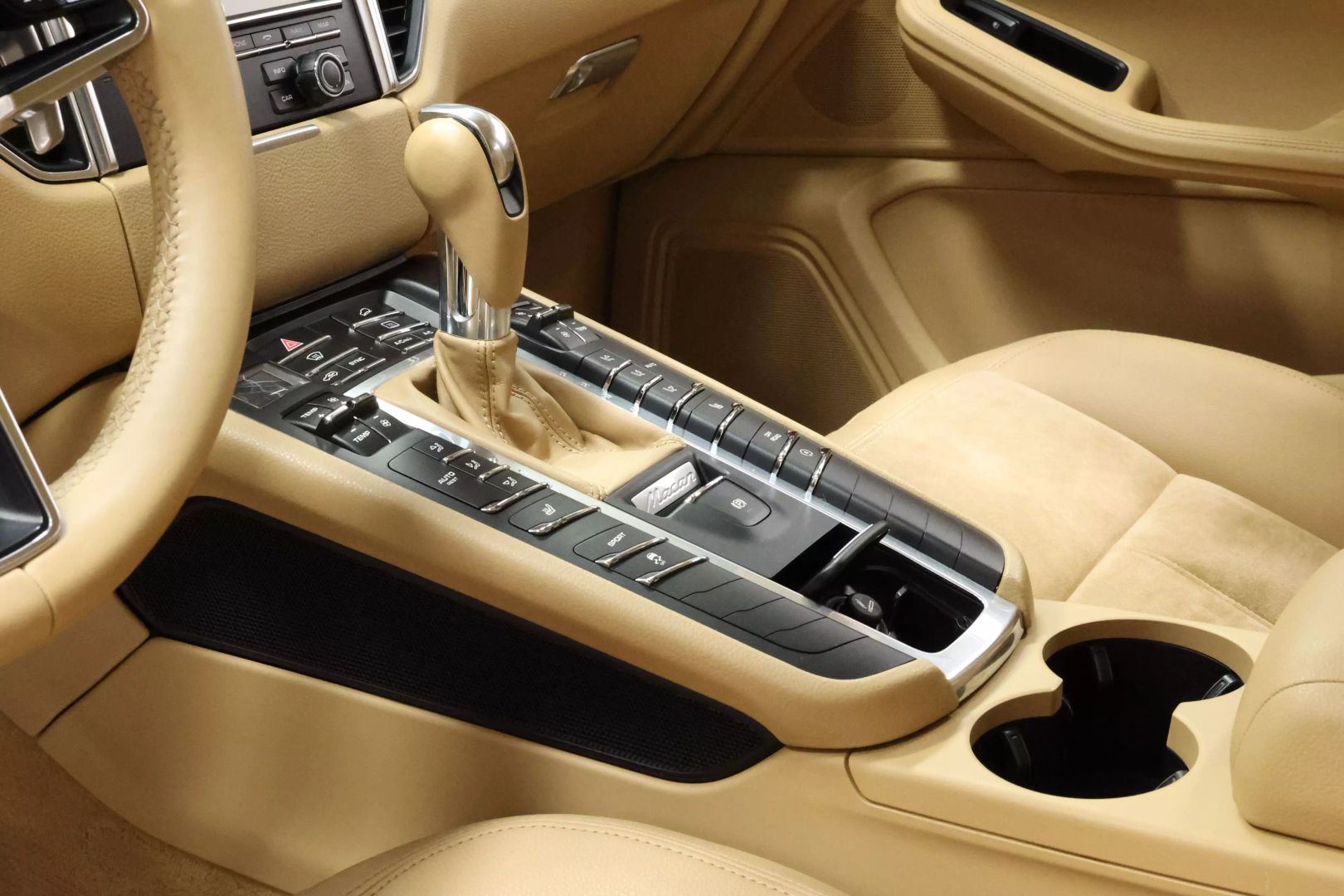 2016 Porsche Macan - Image 37