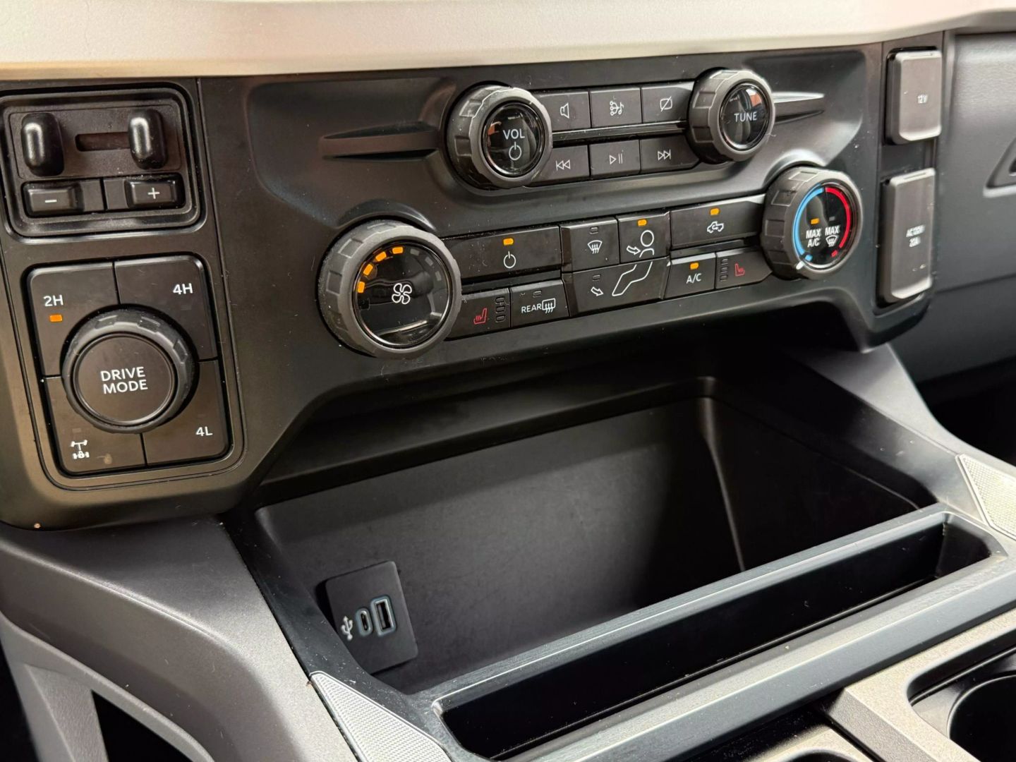 2023 Ford F250 Super Duty Crew Cab - Image 28