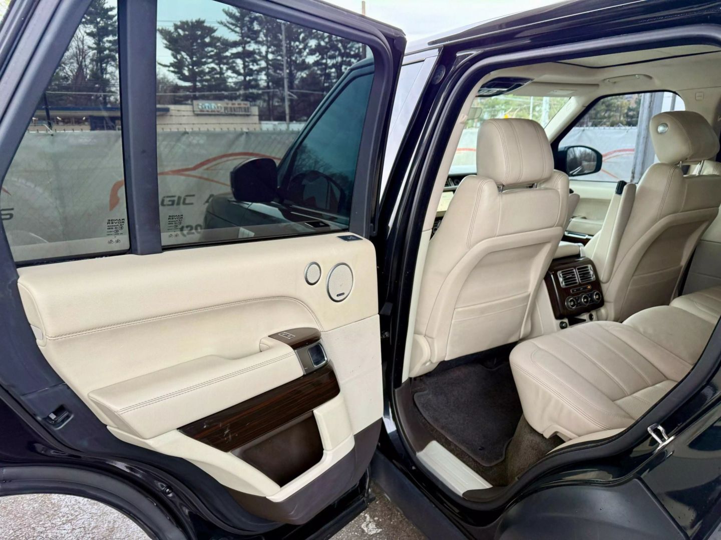 2017 Land Rover Range Rover - Image 17