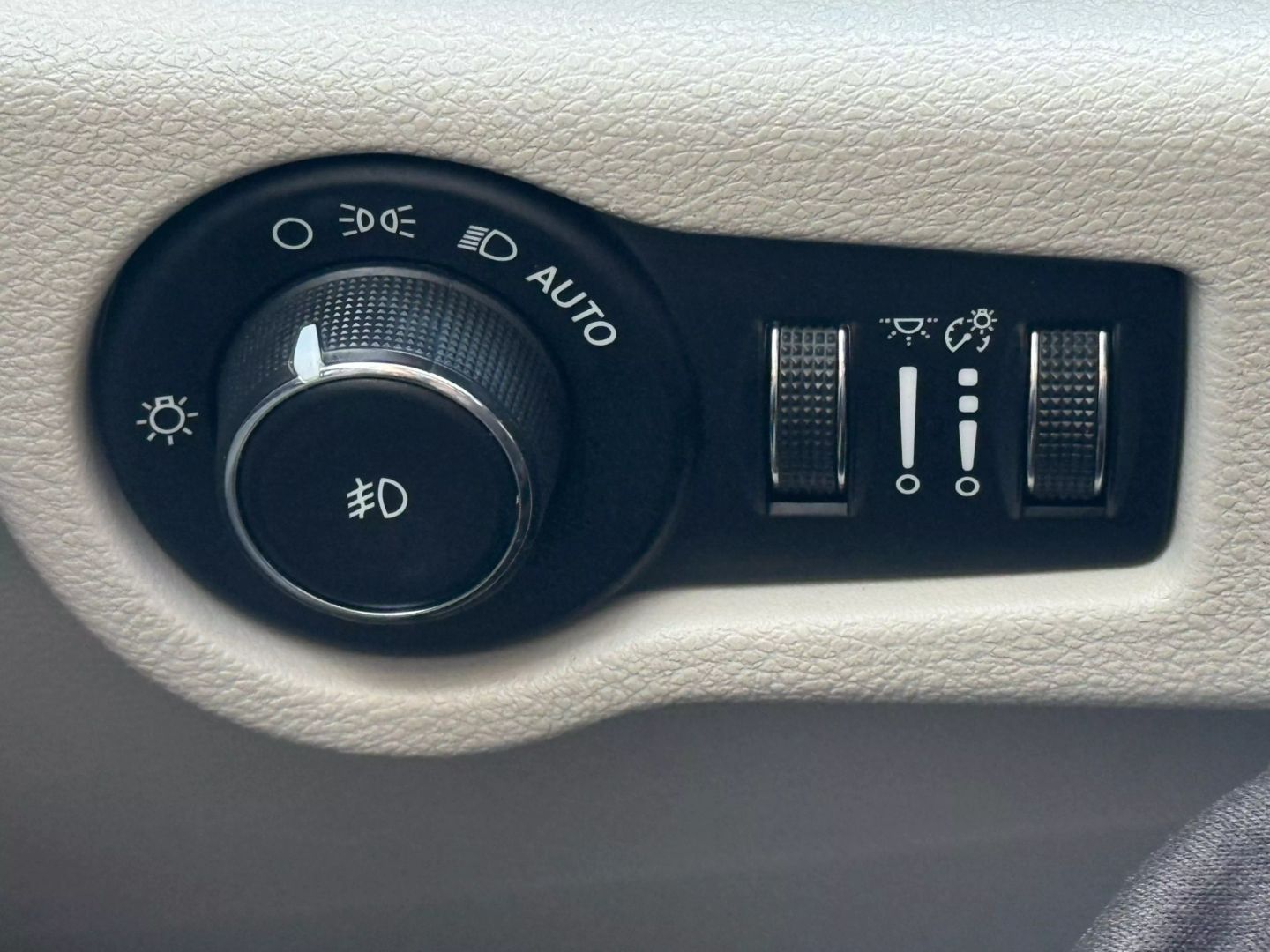 2017 Chrysler Pacifica - Image 56
