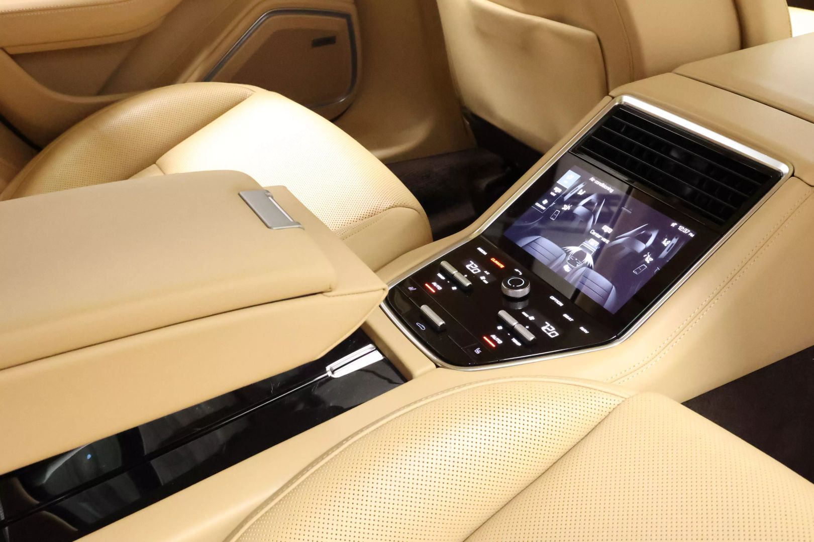 2017 Porsche Panamera - Image 76