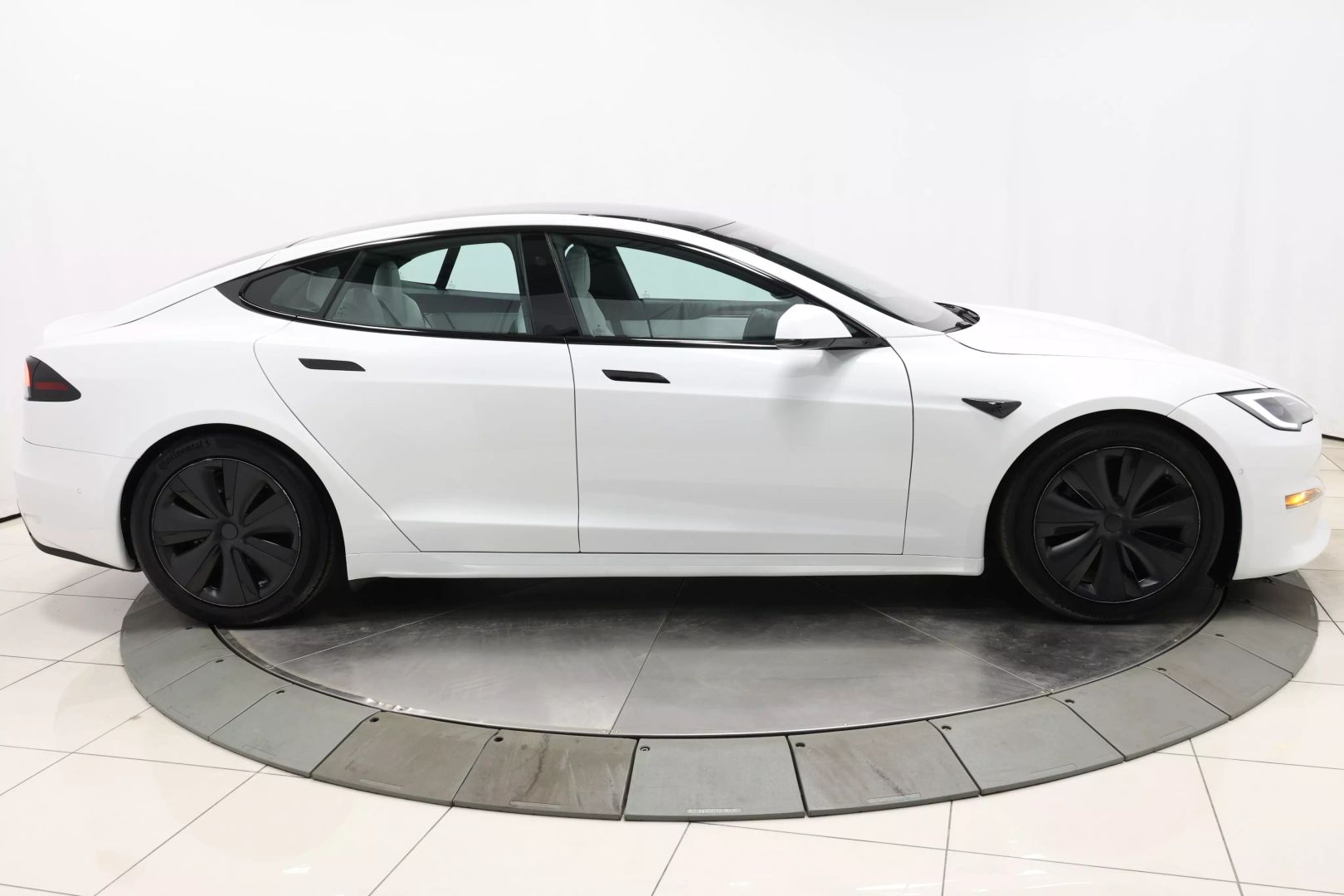 2022 Tesla Model S - Image 58