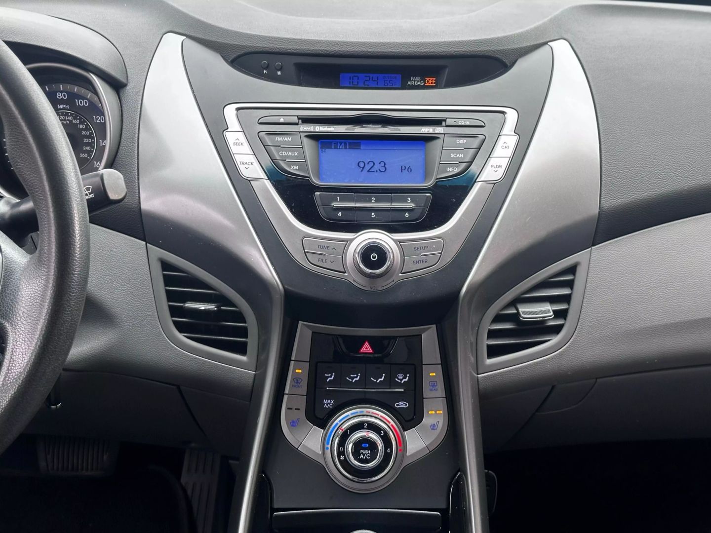 2013 Hyundai Elantra - Image 16
