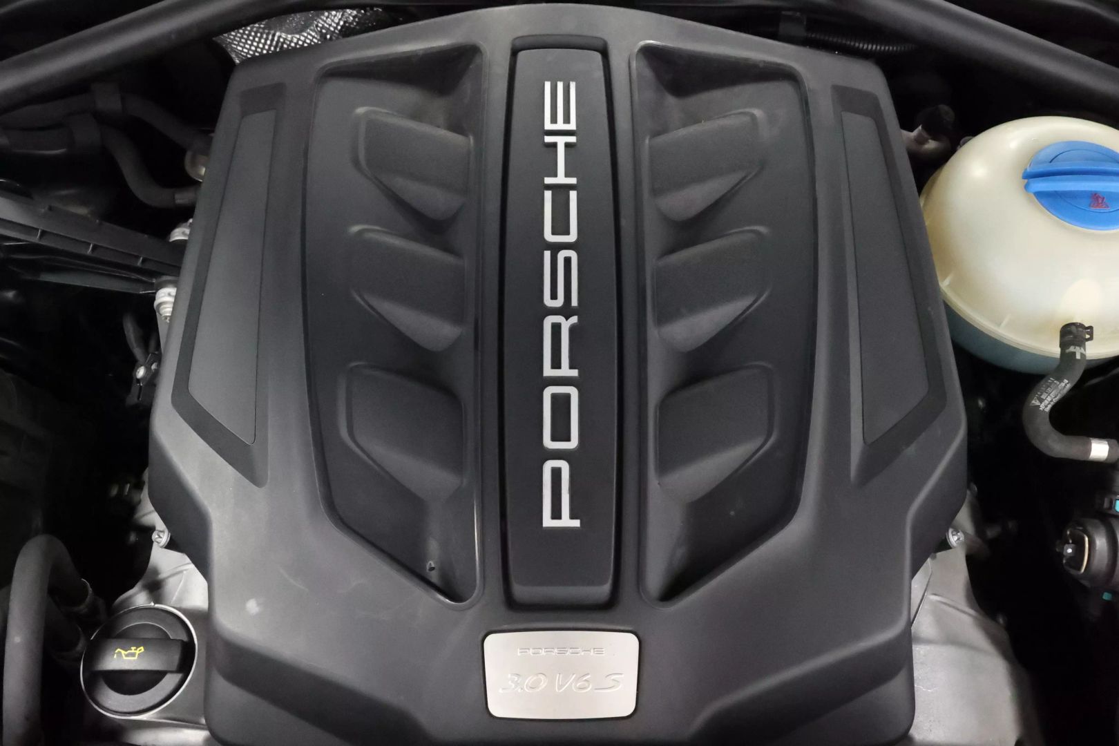 2016 Porsche Macan - Image 92