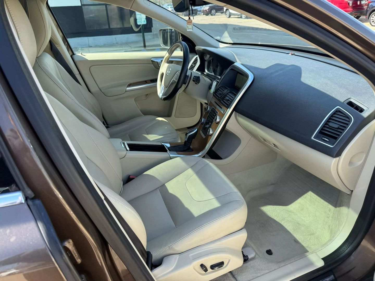 2015 Volvo Xc60 - Image 26