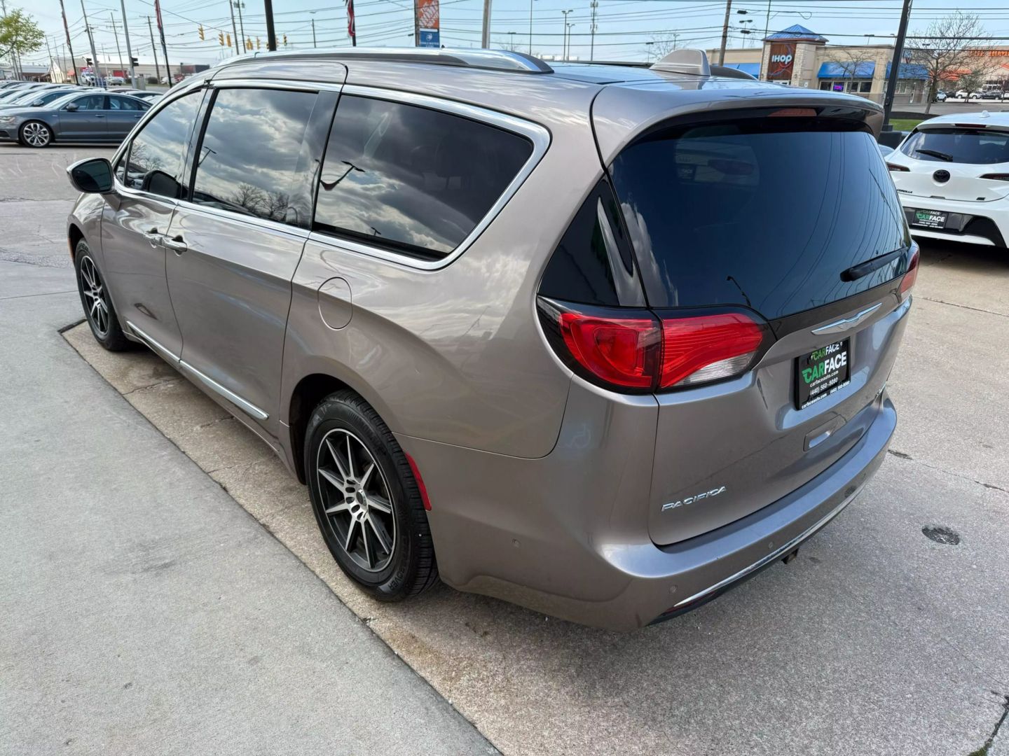 2017 Chrysler Pacifica - Image 7