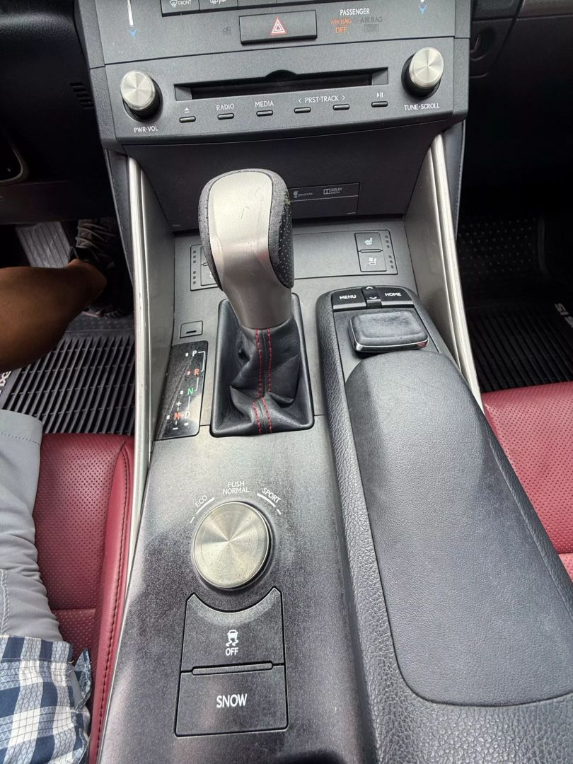 2015 Lexus Is - Image 20