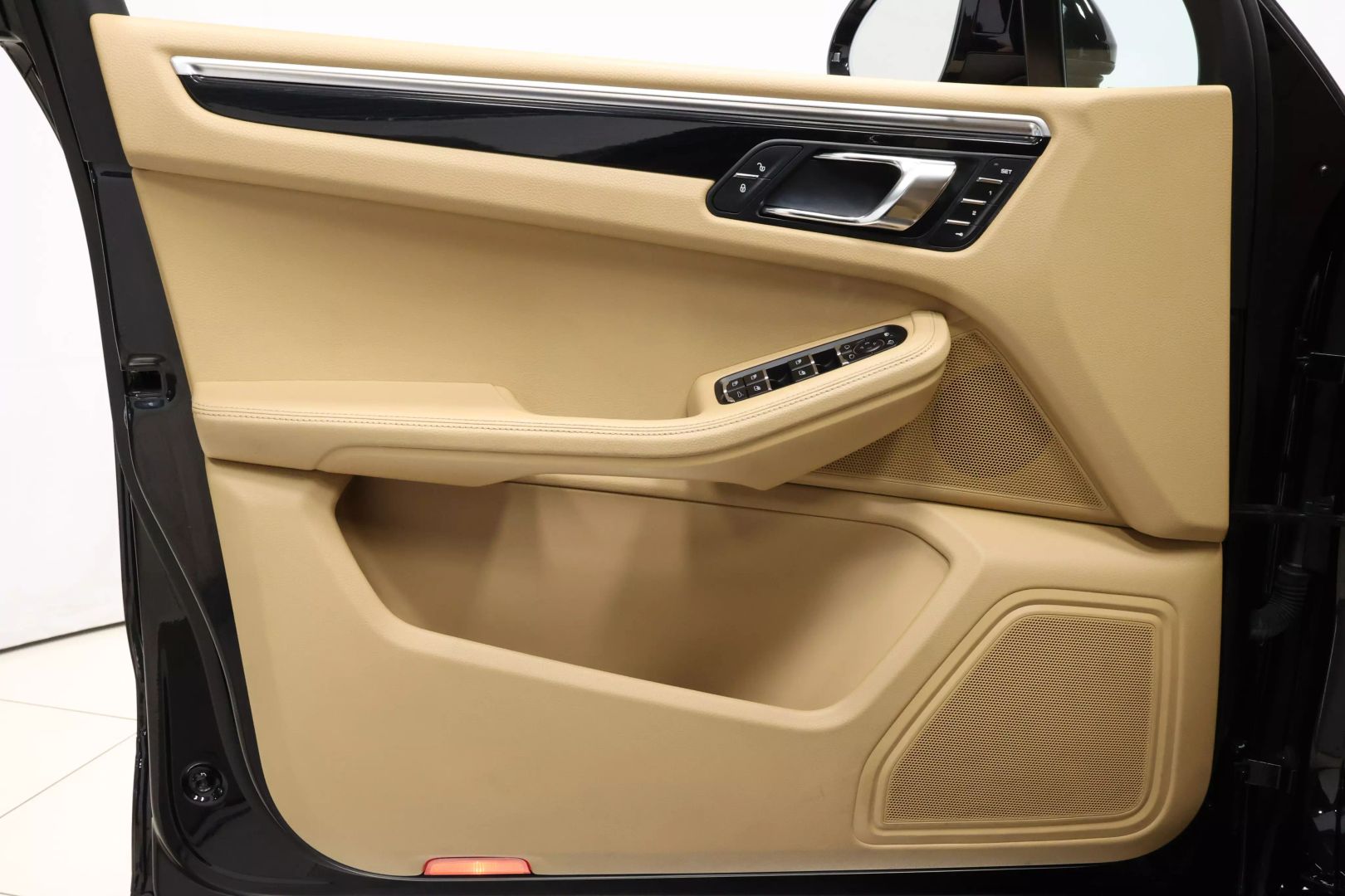 2016 Porsche Macan - Image 9