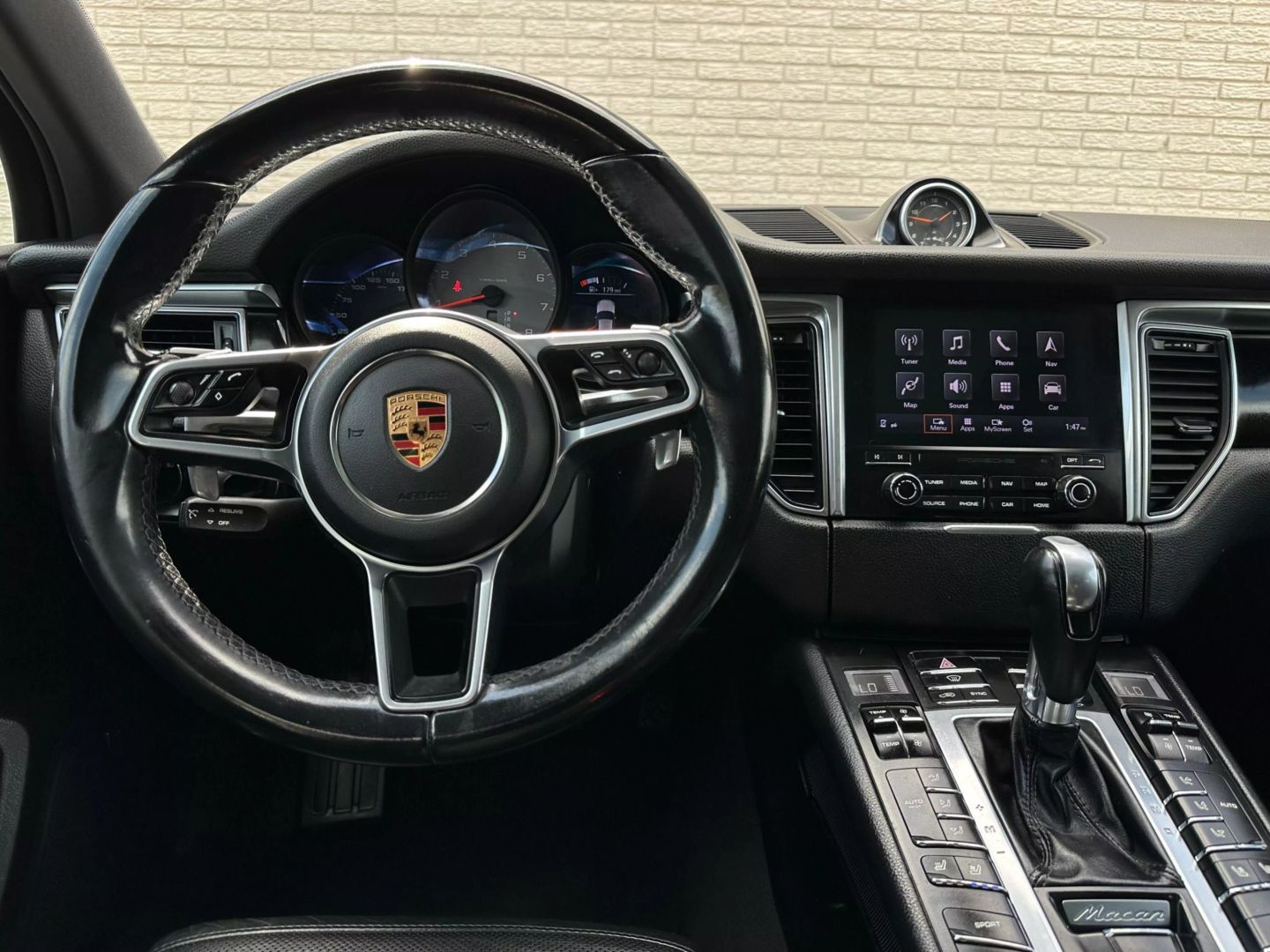2017 Porsche Macan - Image 27