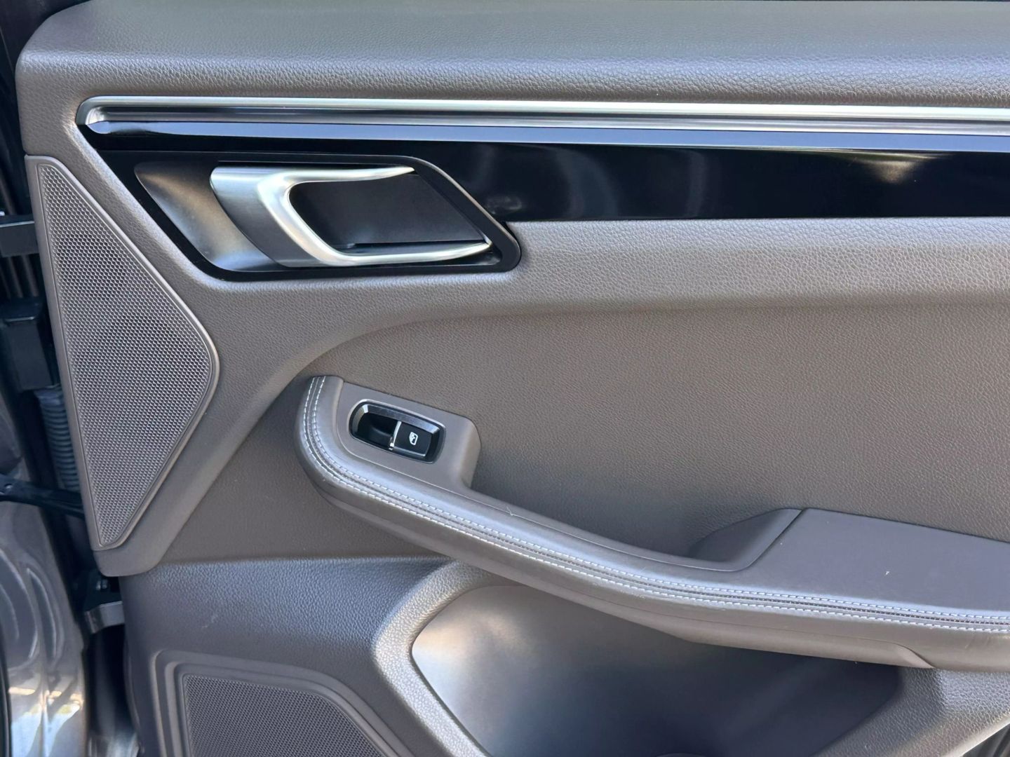 2015 Porsche Macan - Image 20