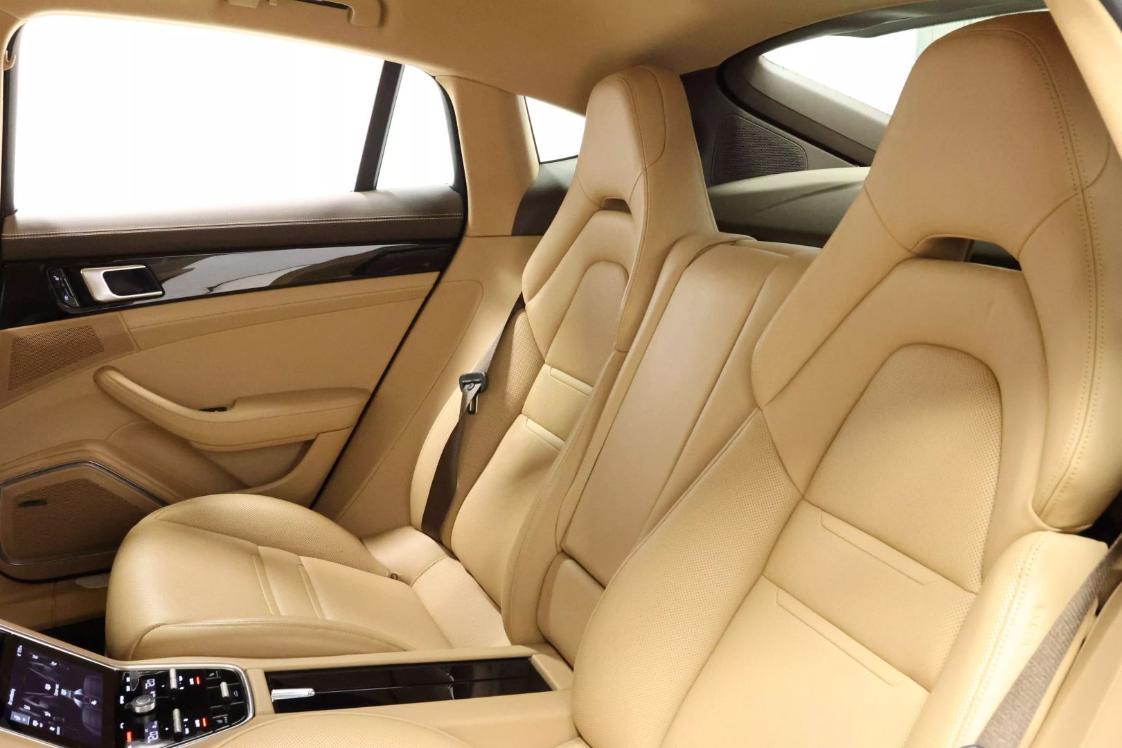 2017 Porsche Panamera - Image 52