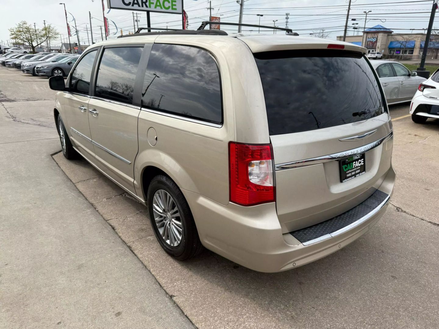2016 Chrysler Town & Country - Image 7