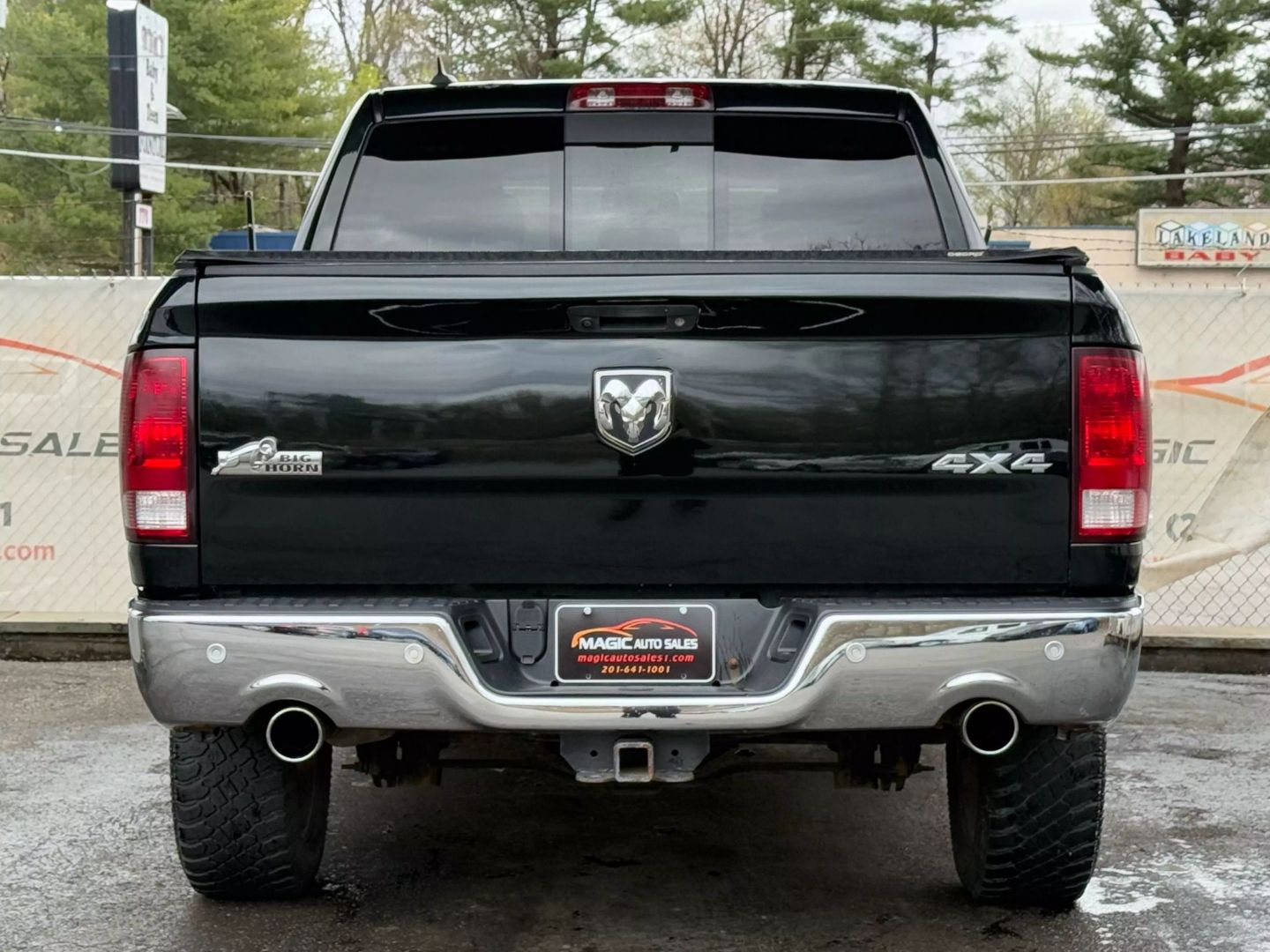 2017 Ram 1500 Crew Cab - Image 10