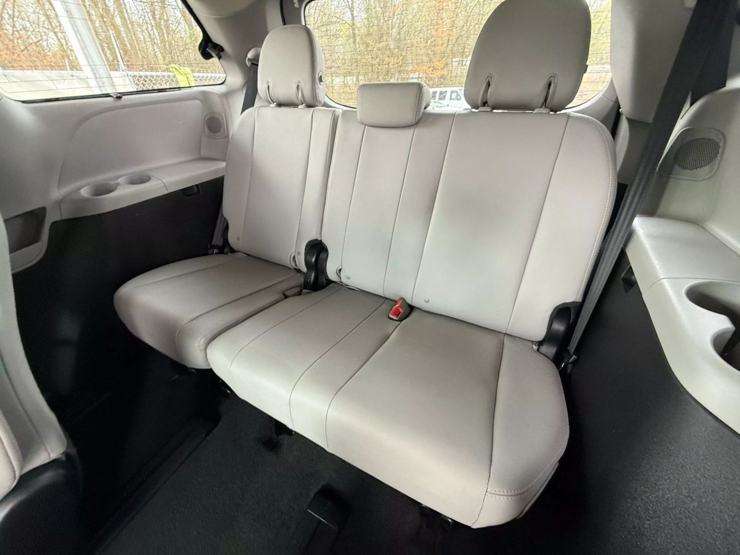 2017 Toyota Sienna - Image 19