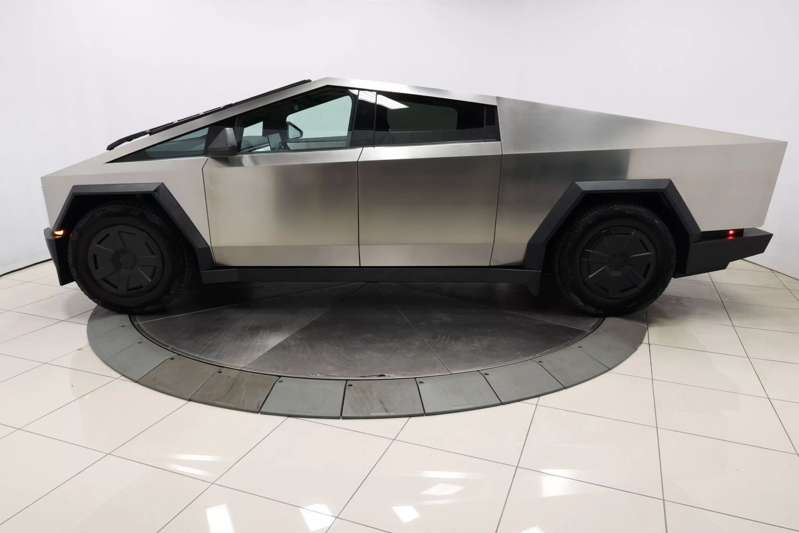 2024 Tesla Cybertruck - Image 6