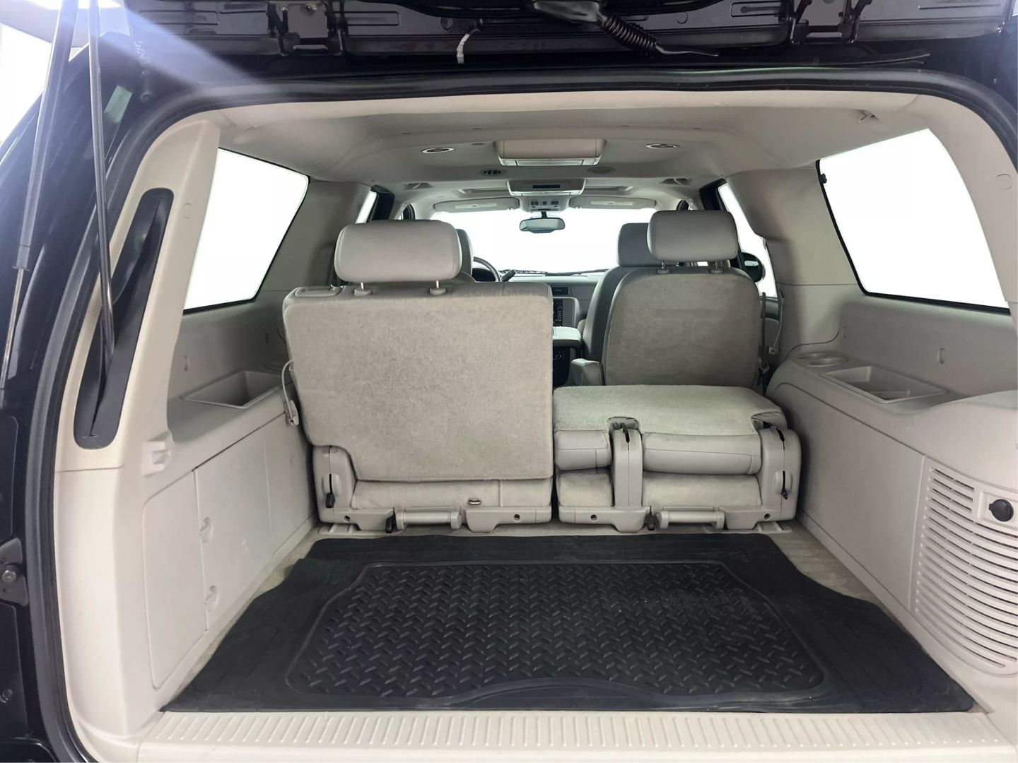 2009 Chevrolet Suburban 1500 - Image 11