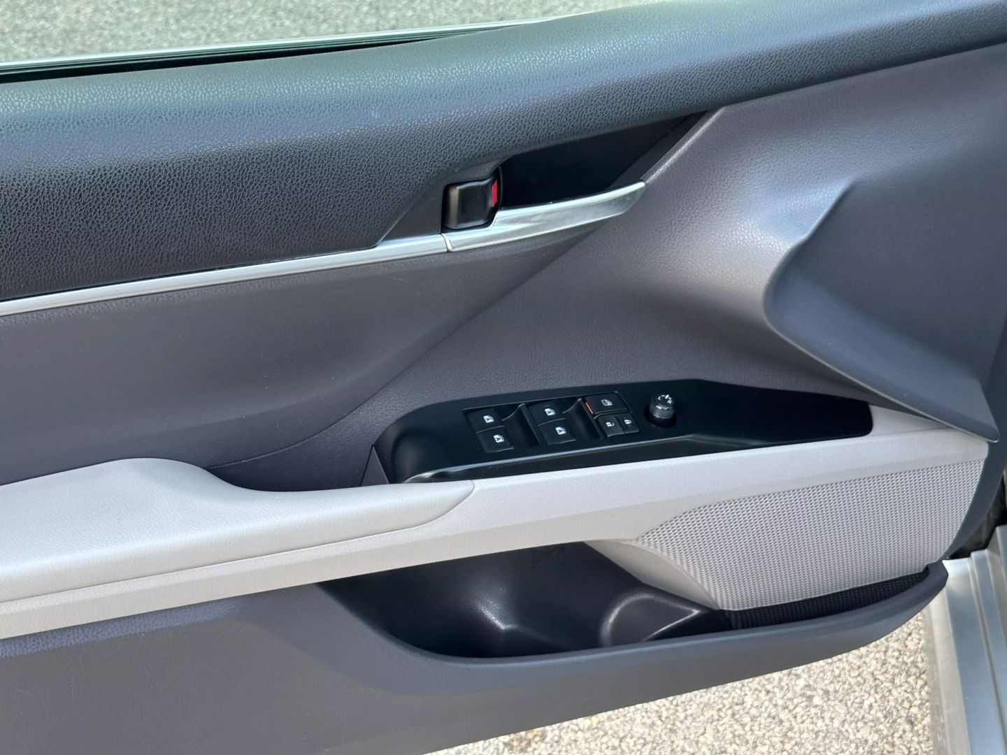 2020 Toyota Camry Hybrid - Image 12