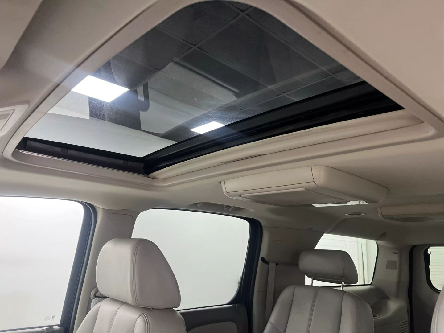 2009 Chevrolet Suburban 1500 - Image 23