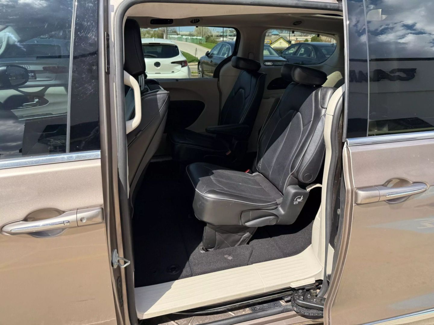 2017 Chrysler Pacifica - Image 22