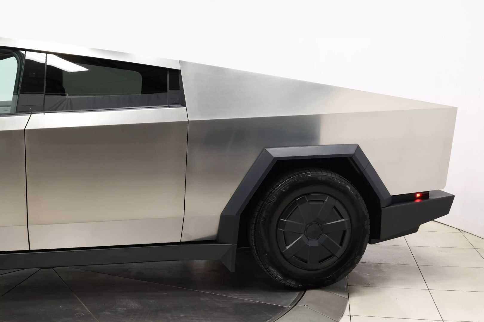 2024 Tesla Cybertruck - Image 8