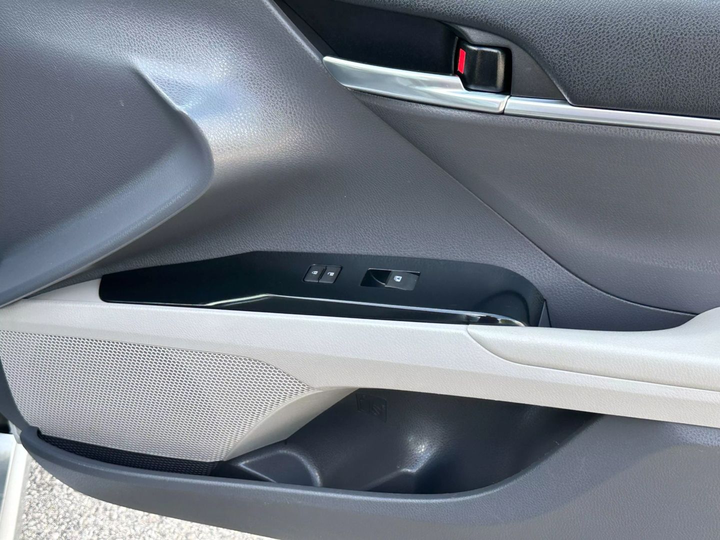 2020 Toyota Camry Hybrid - Image 19