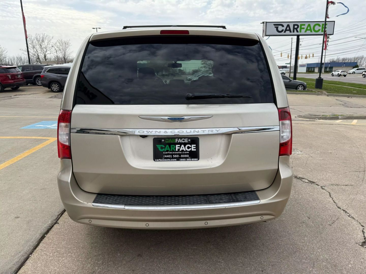 2016 Chrysler Town & Country - Image 10