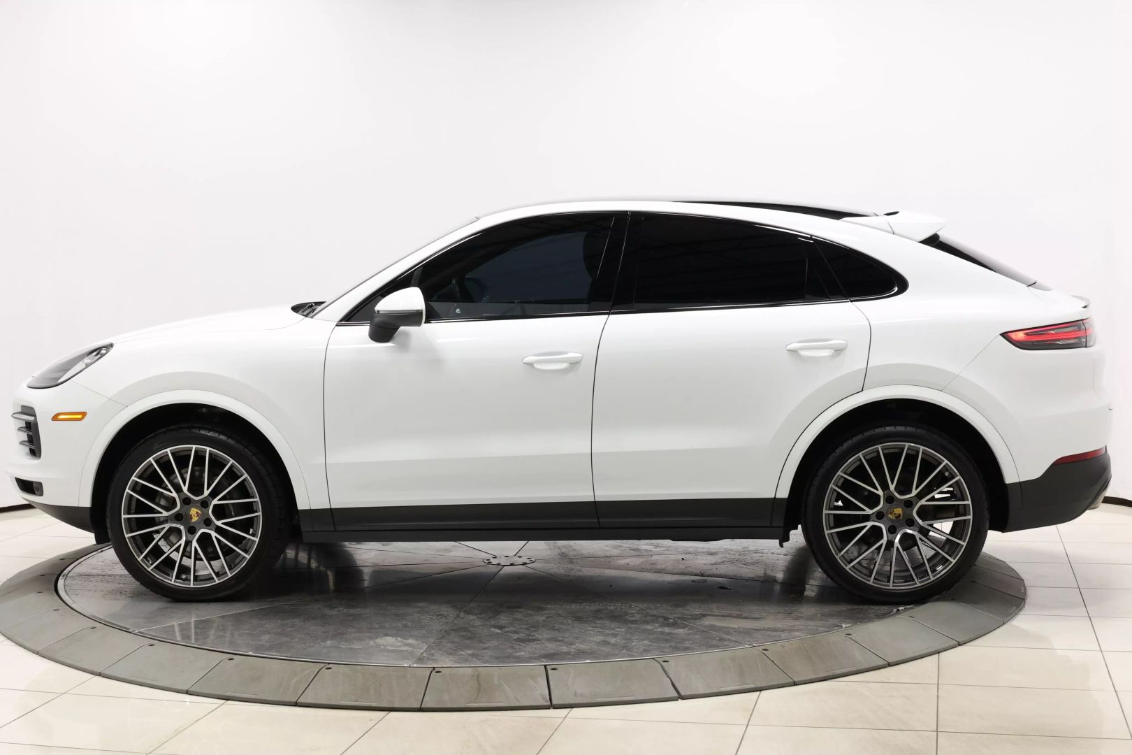 2021 Porsche Cayenne Coupe - Image 6