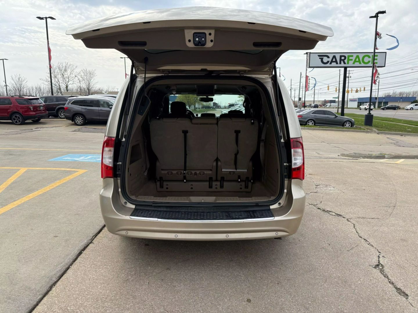 2016 Chrysler Town & Country - Image 12