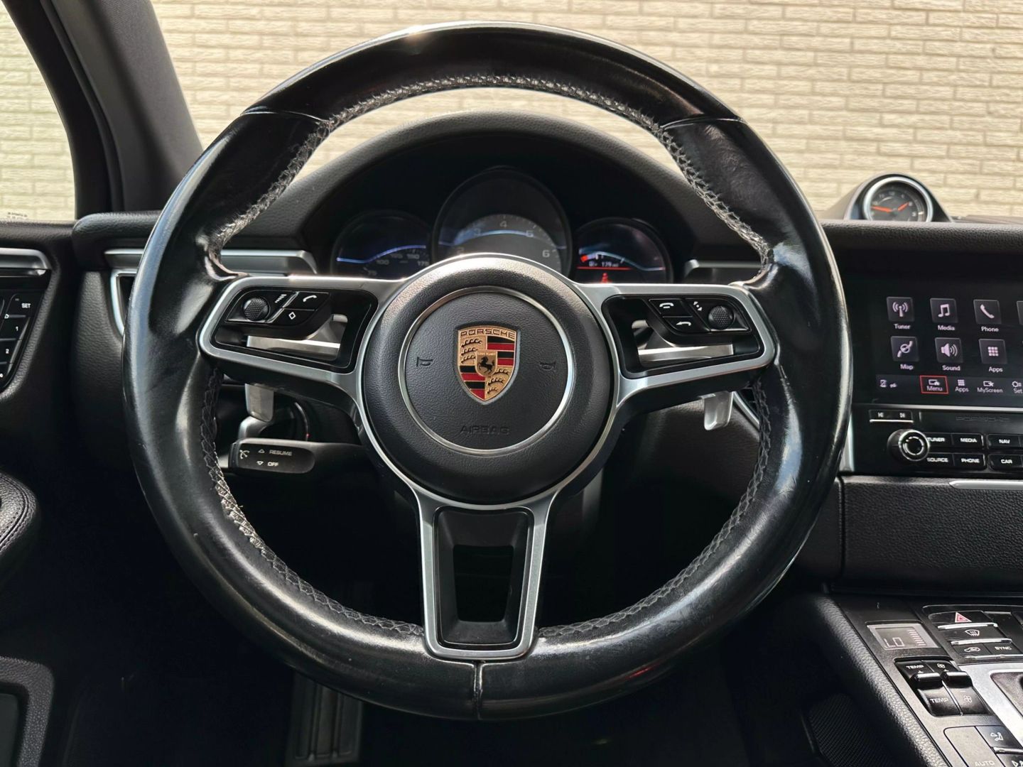 2017 Porsche Macan - Image 28