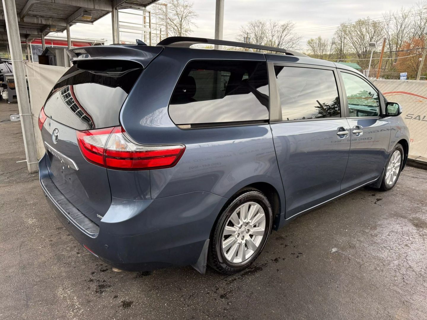 2017 Toyota Sienna - Image 12