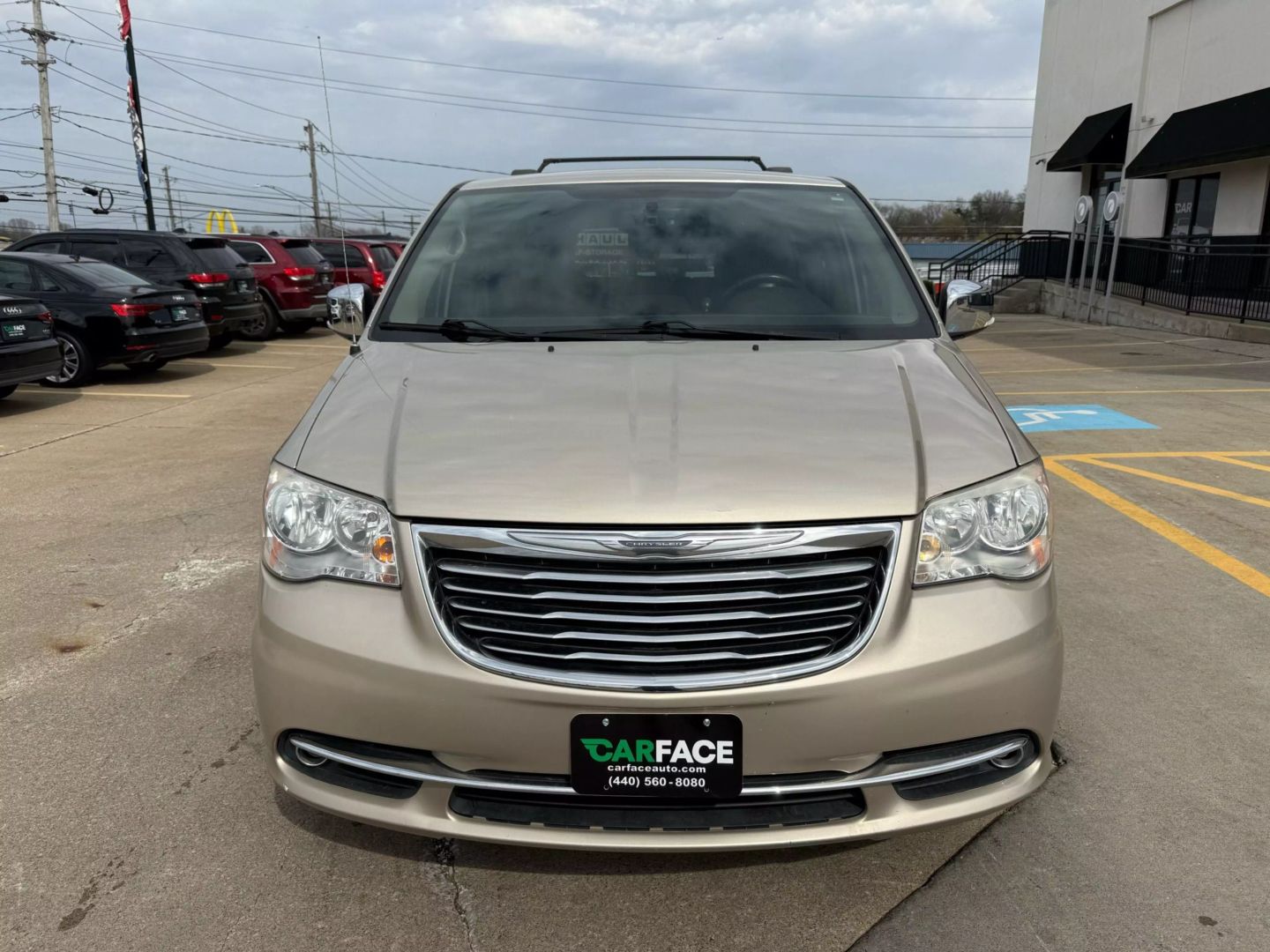 2016 Chrysler Town & Country - Image 2