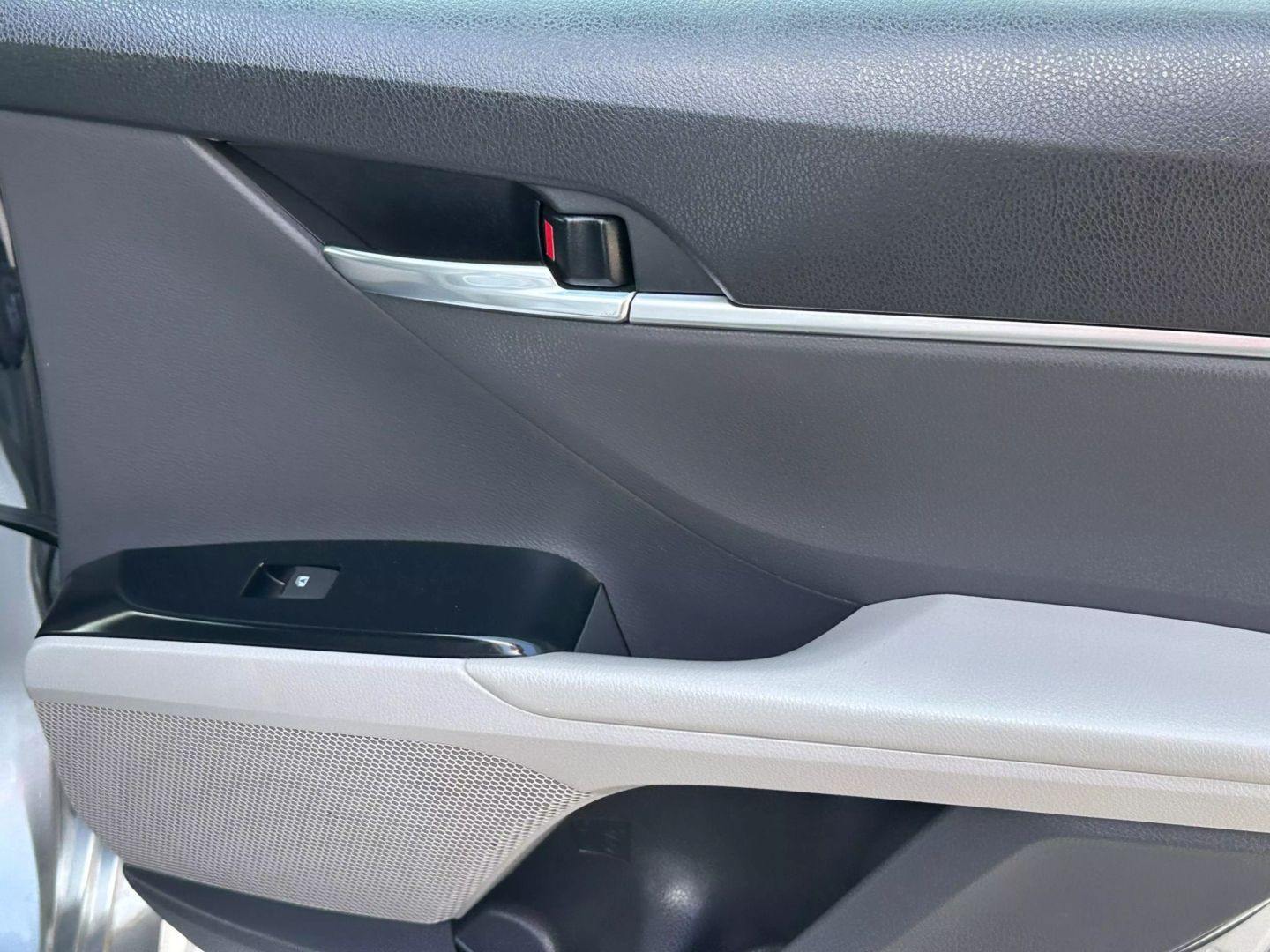 2020 Toyota Camry Hybrid - Image 22