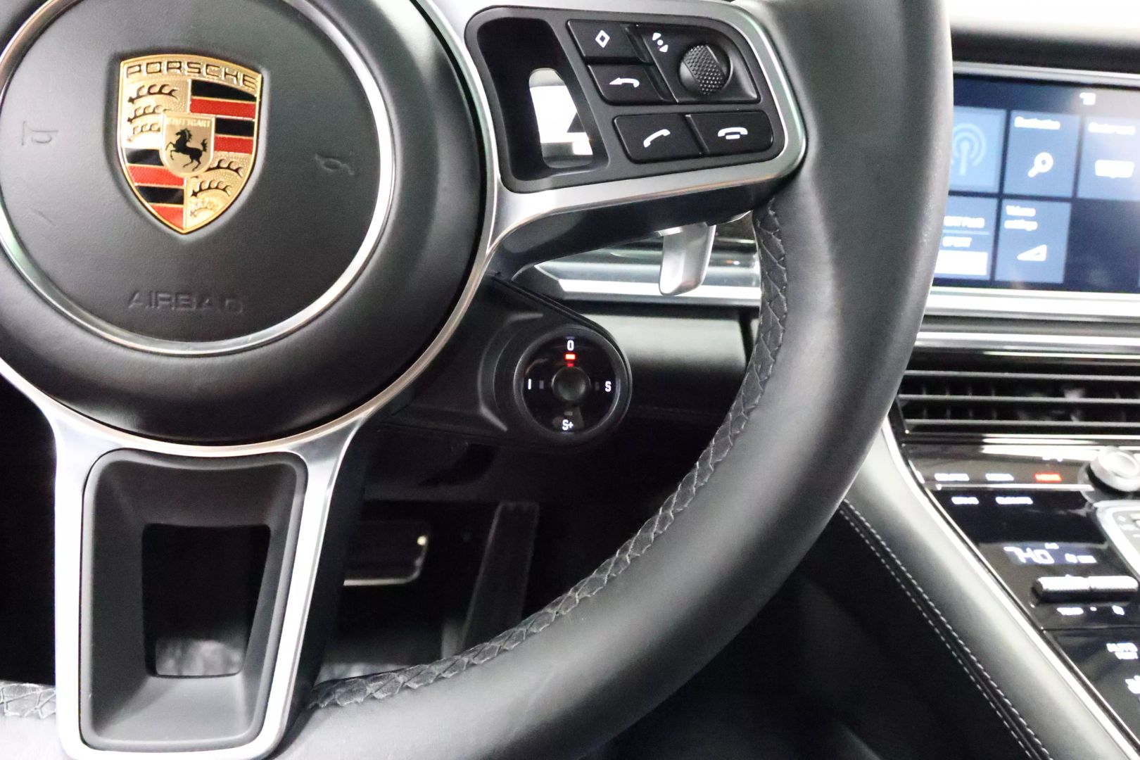 2017 Porsche Panamera - Image 29