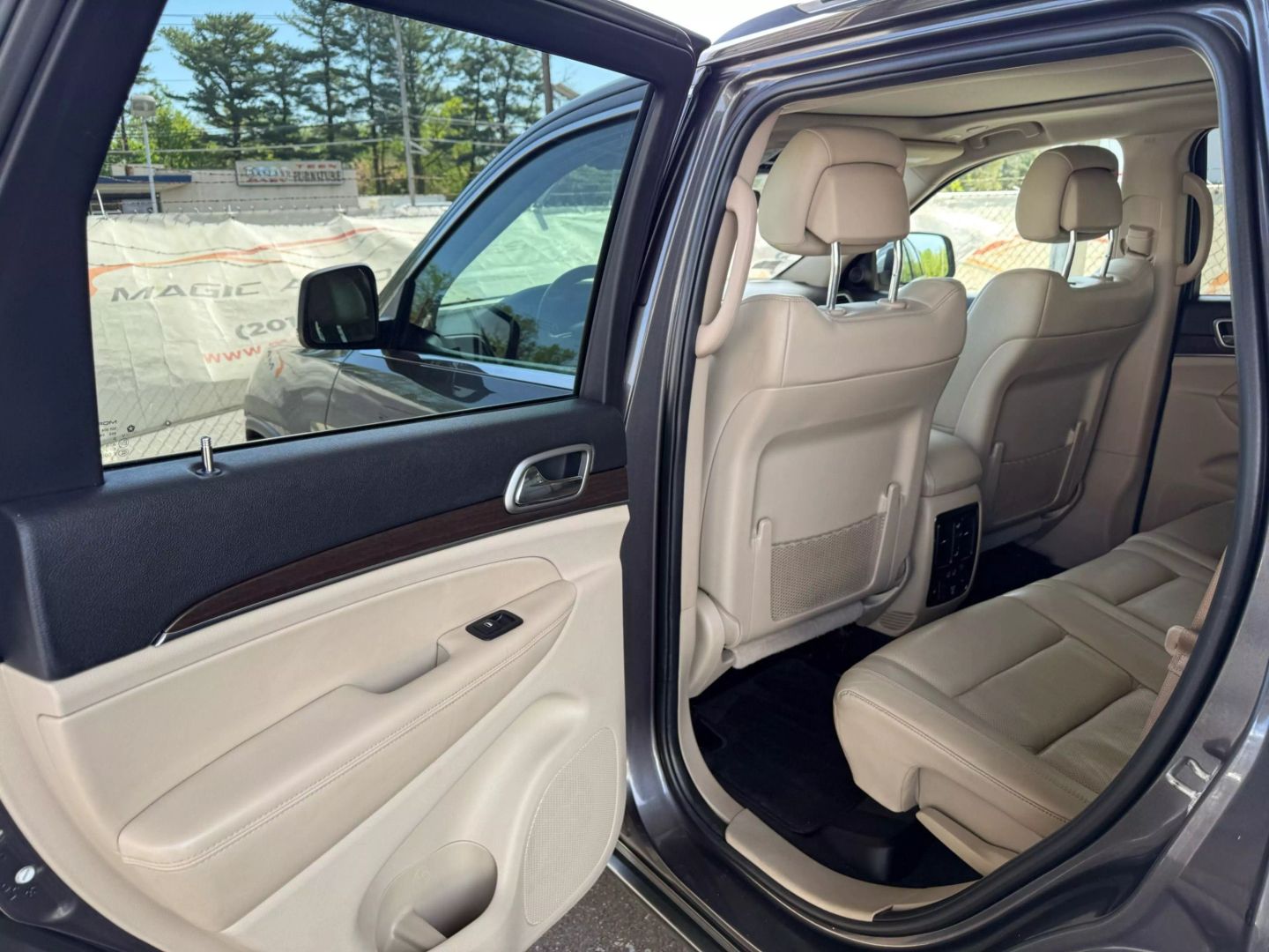2018 Jeep Grand Cherokee - Image 17