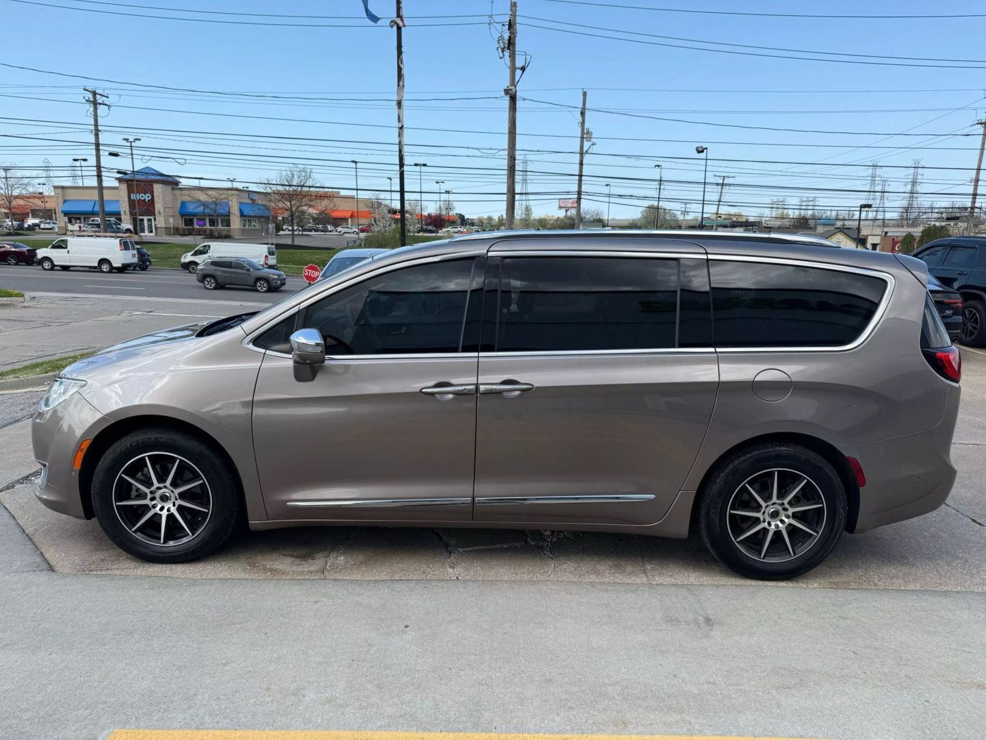 2017 Chrysler Pacifica - Image 6