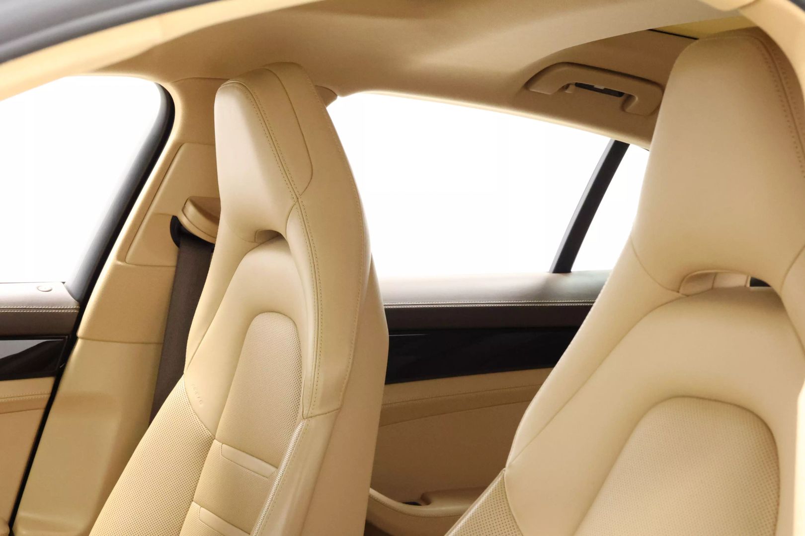 2017 Porsche Panamera - Image 18