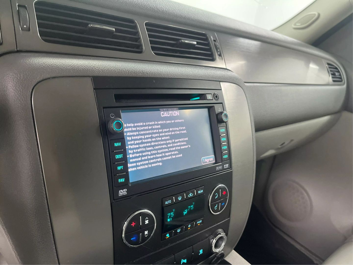 2009 Chevrolet Suburban 1500 - Image 29