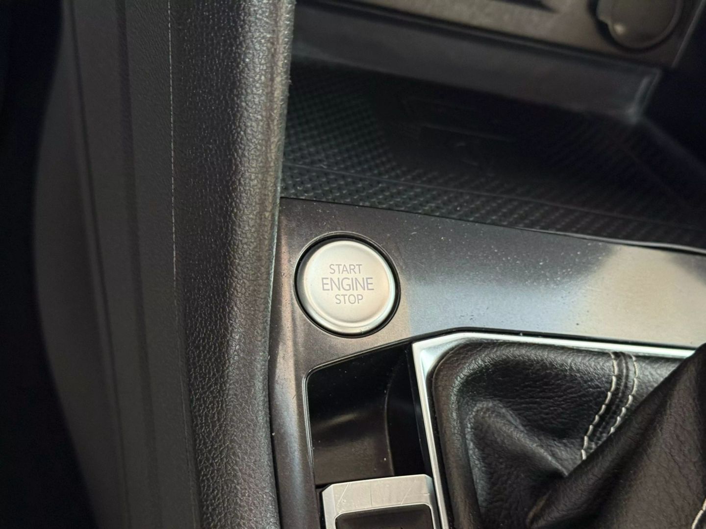 2022 Volkswagen Tiguan - Image 30
