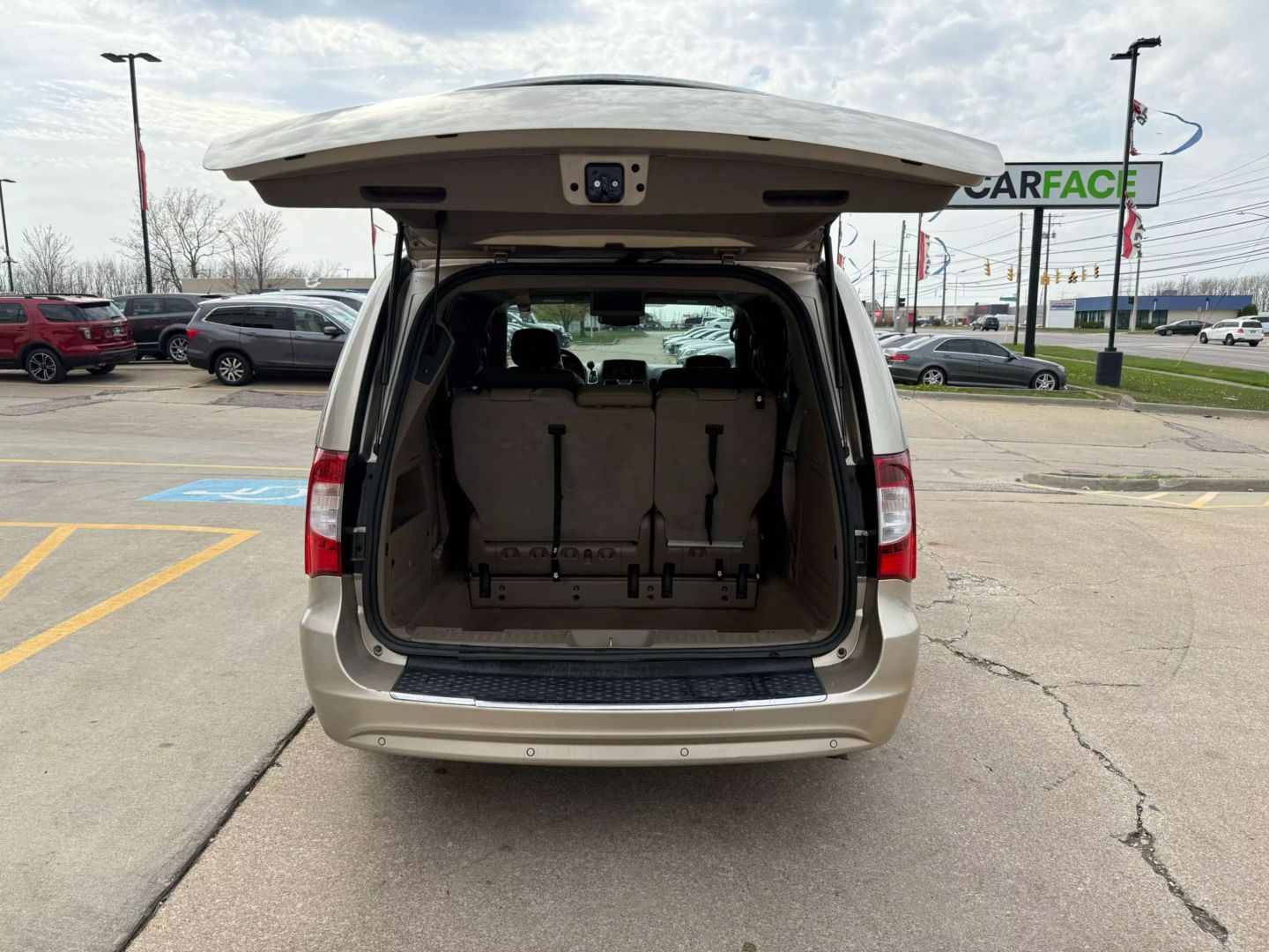2016 Chrysler Town & Country - Image 11