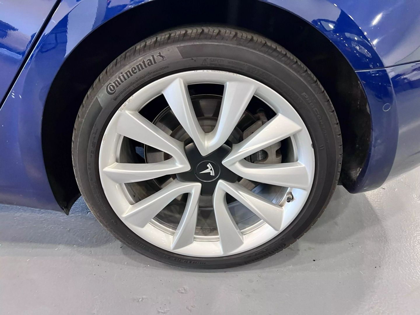 2018 Tesla Model 3 Mid Range Sedan 4d - Image 11