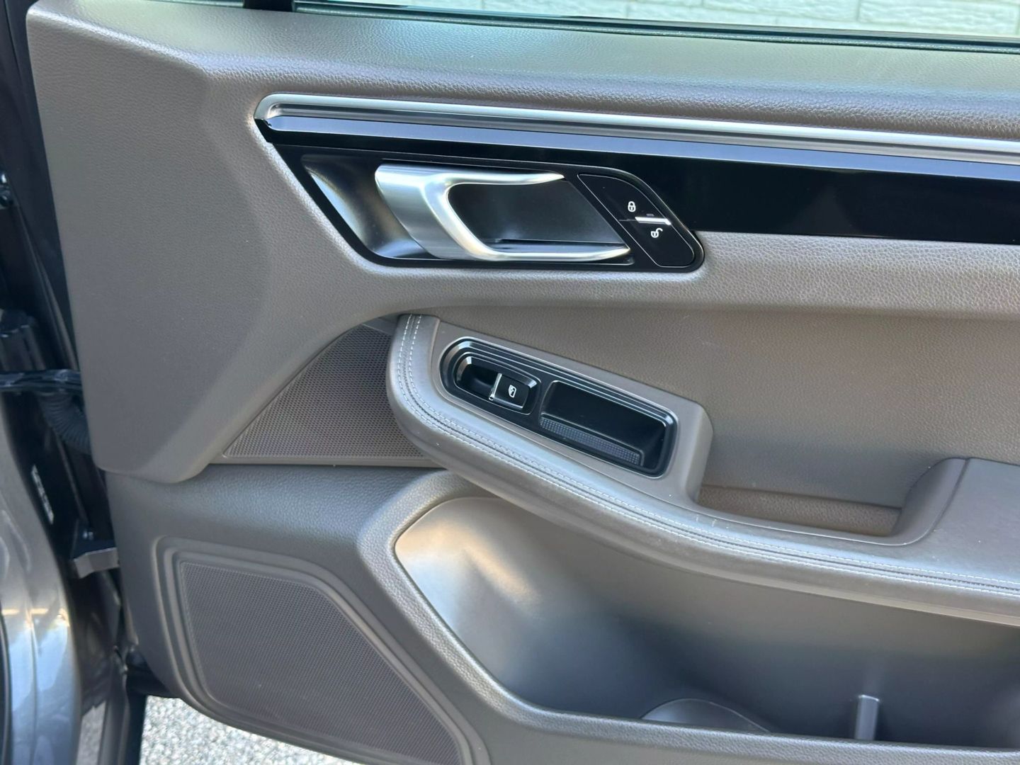 2015 Porsche Macan - Image 17