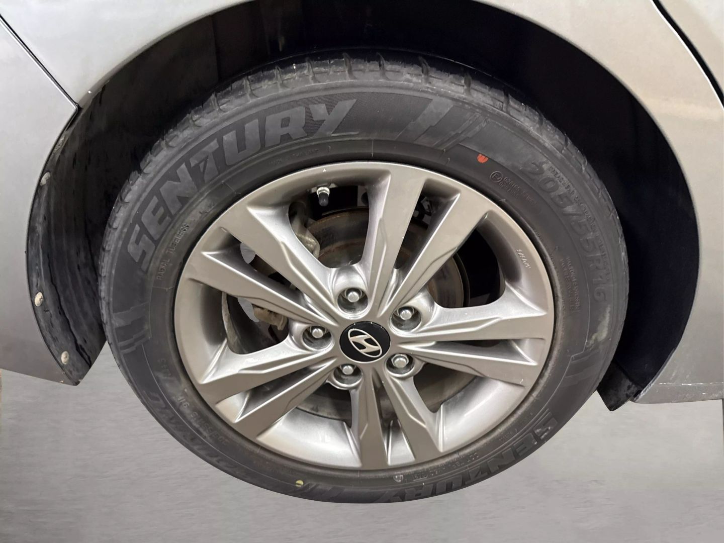 2018 Hyundai Elantra - Image 16