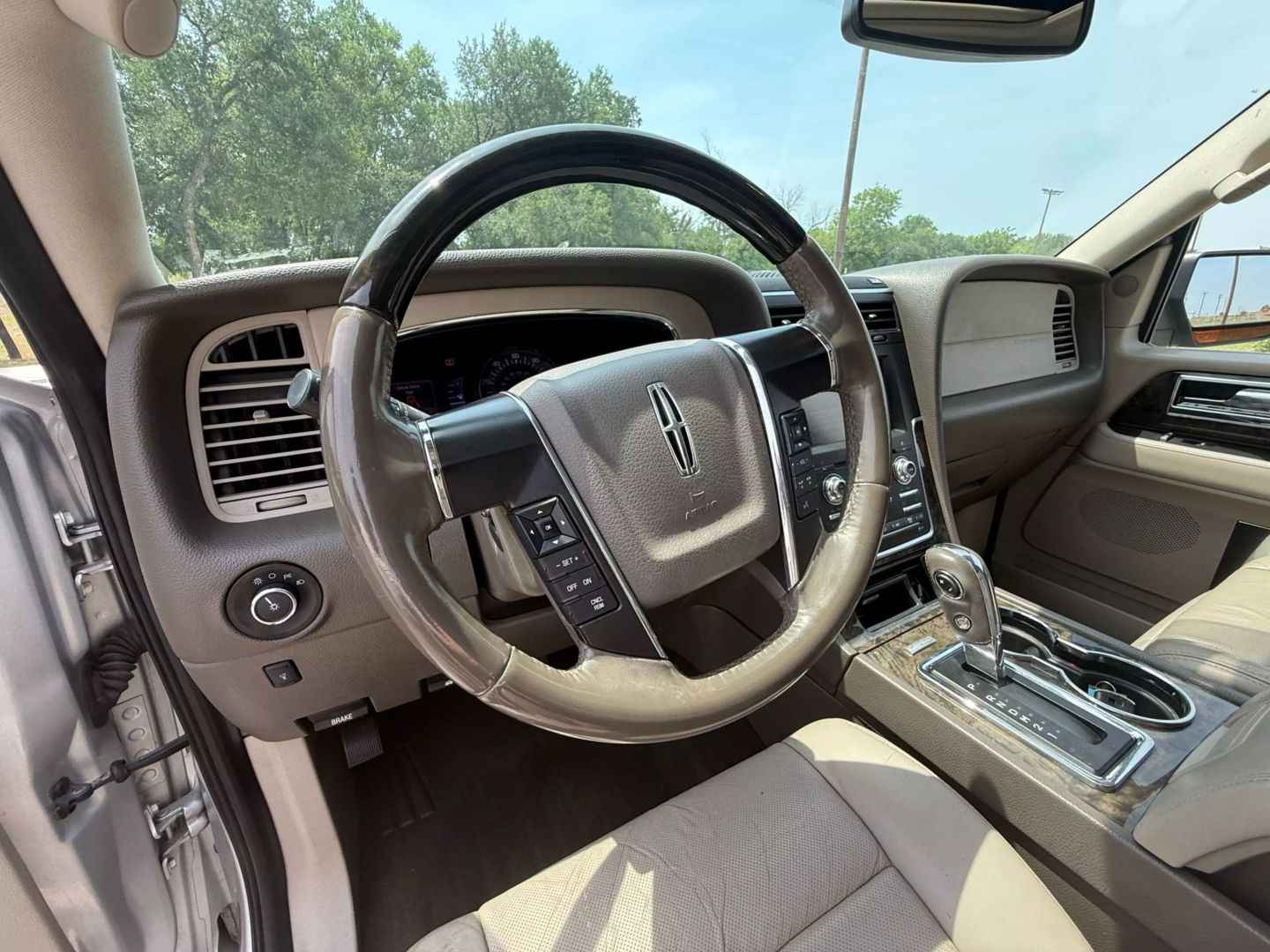 2015 Lincoln Navigator - Image 12