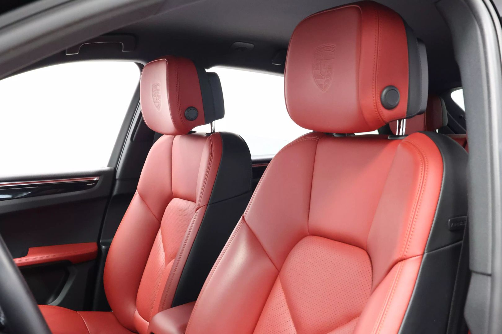 2021 Porsche Macan - Image 17