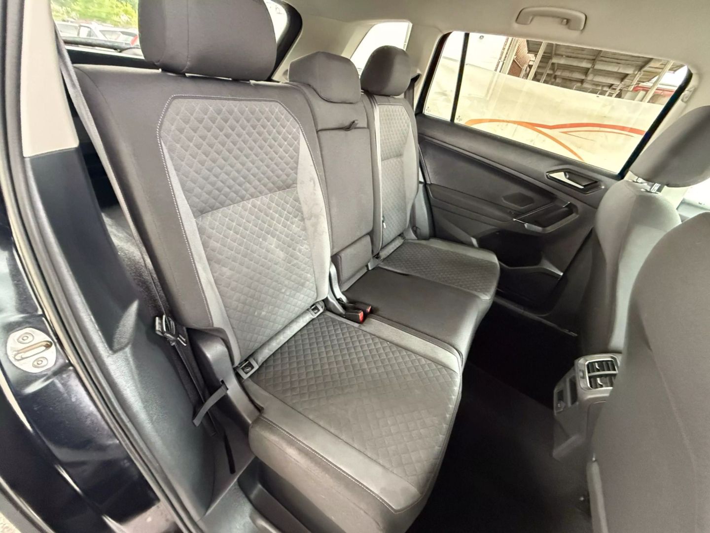 2018 Volkswagen Tiguan - Image 23