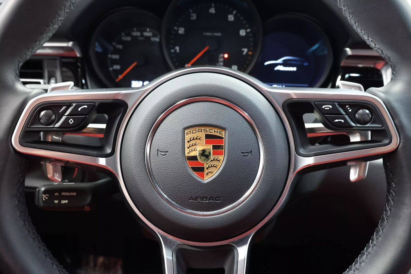 2021 Porsche Macan - Image 24