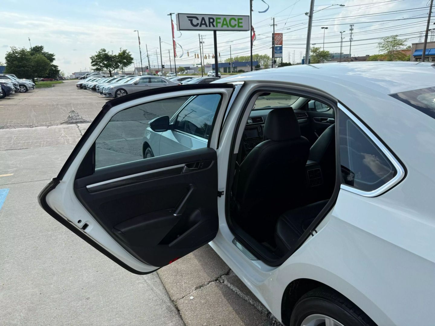 2017 Volkswagen Passat - Image 19
