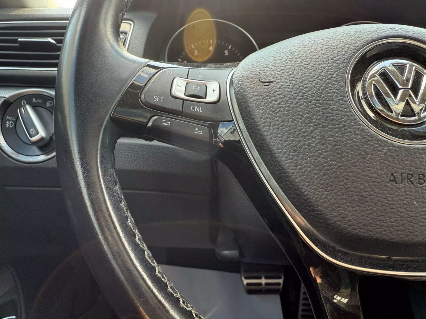 2017 Volkswagen Passat - Image 32