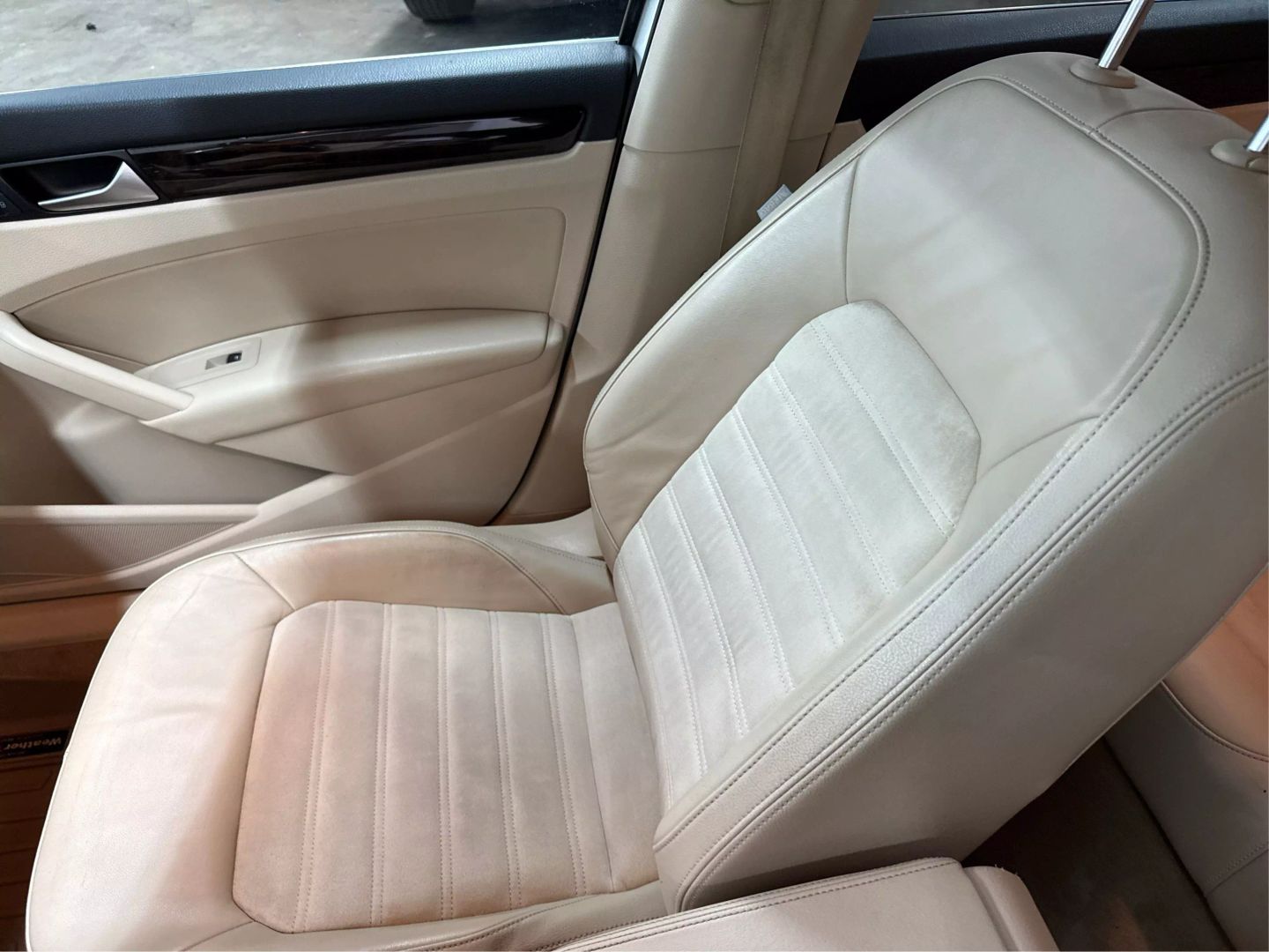 2015 Volkswagen Passat - Image 30